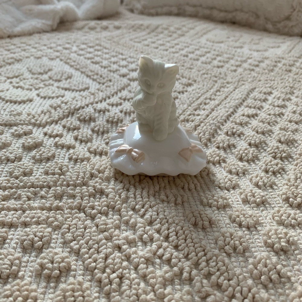 Vintage Avon “Sitting Pretty” Perfume Collectable